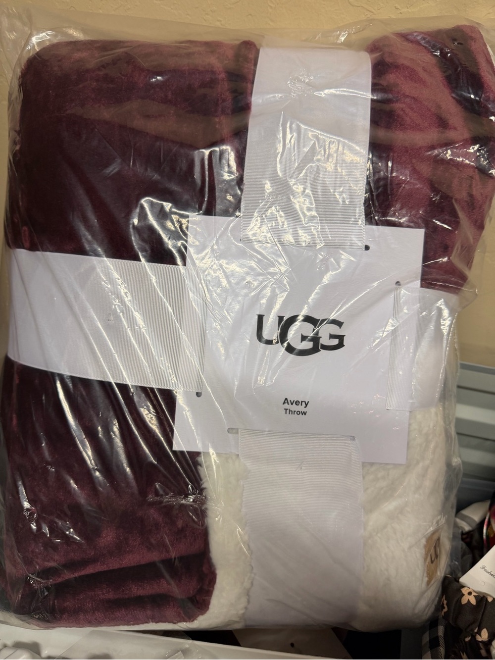 UGG Avery Throw - Burgundy and Ivory Sherpa
